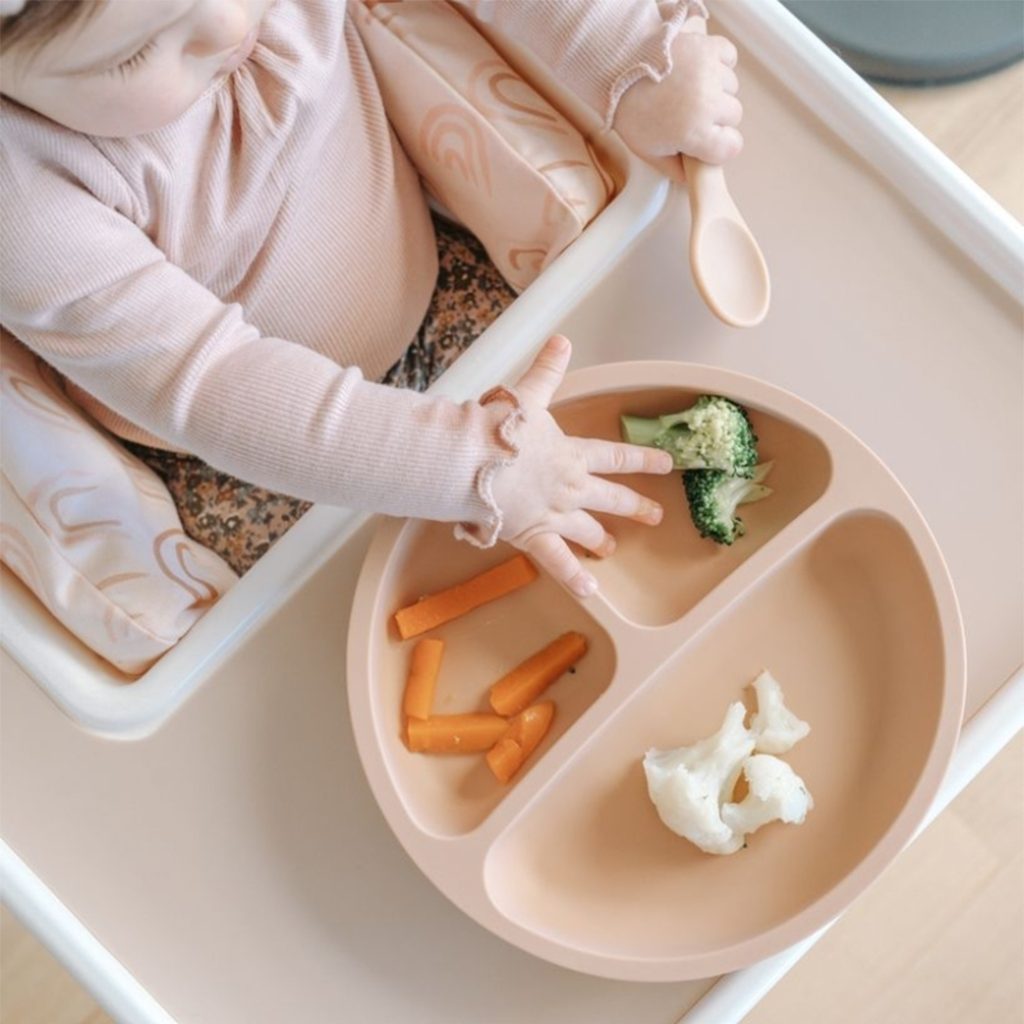 嬰兒正在使用寶寶餐盤進食