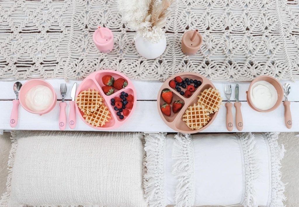 四個裝著食物的寶寶餐盤