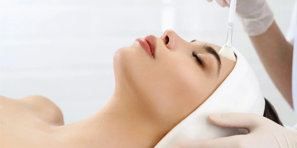 一個女人正在做換膚保養