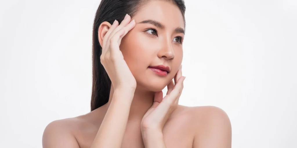 美麗的女人正在擺弄角度