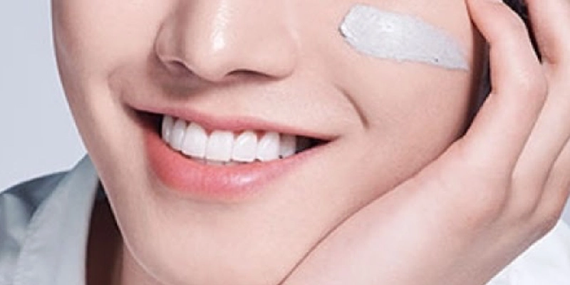 面帶微笑的男性，臉上有洗面膏