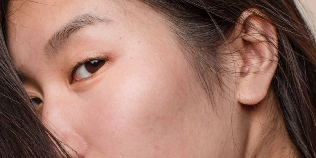 美麗的女人側眼圖