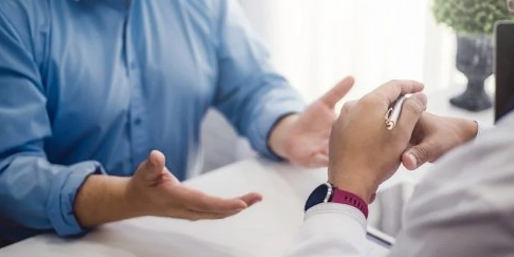 男士向專業人士尋求建議